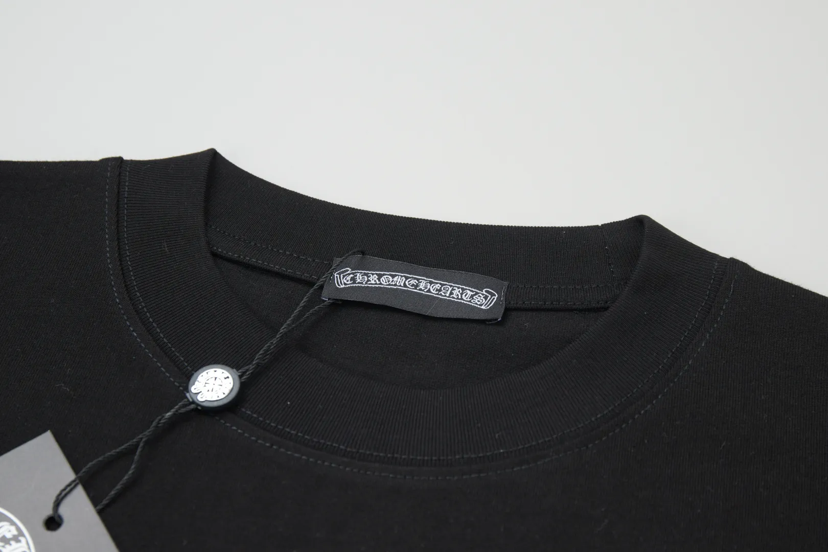 🅿️220 ✨CH✨🆕25SS Spring and Summer New Style Croix Heart ✝ Shelf logo patch hot rhinestone short sleeves Light luxury essential item for daily commuting for men and women Correct version Welcome to compare Detailed features · 260g 100% pure cotton double yarn jersey fabric · Special thickened 32 pieces of double-stranded 1X1 thread in the same vat · Double-needle stitching across seams · Original main mark, washed tag, branded moisture-proof paper packaging Color: White/Black/ Size: S/M/L/XL